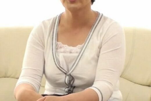 ショートヘア―の清楚系な熟女さんは見た目とは裏腹にエッチな事で頭がいっぱい！？旦那だけじゃ満足できずAV出演！