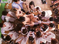 この学校だけの伝統行事！それは童貞処女卒業式！生徒はSEX未経験のまま進学、就職できません！さらに性教育の一環として経験者にも先生がSEXを指導！？ついに卒業式が始まると、教室内は男子女子が絡み合う熱狂の渦！汗と精液が飛び散りながら生徒たちは…