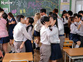 この学校だけの伝統行事！それは童貞処女卒業式！生徒はSEX未経験のまま進学、就職できません！さらに性教育の一環として経験者にも先生がSEXを指導！？ついに卒業式が始まると、教室内は男子女子が絡み合う熱狂の渦！汗と精液が飛び散りながら生徒たちは…